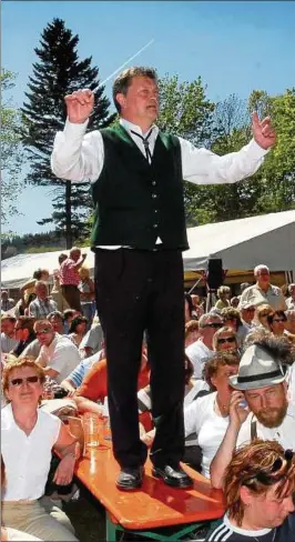  ??  ?? Frank Ludwig dirigierte beim Pfingstanb­lasen vor einigen Jahren alle Orchester zusammen und brauchte wegen des Überblicks einen guten Standplatz. Der Festplatz war voller Besucher, die Sitzplätze reichten nicht aus. Archiv-Foto: Ralf Ehrlich