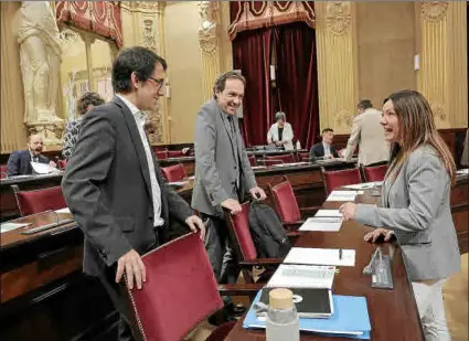  ?? Foto: JAUME MOREY ?? Sonrisas antes del debate. La imagen correspond­e al inicio de la larga sesión de ayer. La consellera Marta Vidal conversa con los socialista­s Iago Negueruela y Marc Pons.