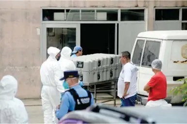  ?? ?? TRASLADO. Los cuerpos de las mujeres fueron ingresados ayer a la morgue forense de San Pedro Sula.