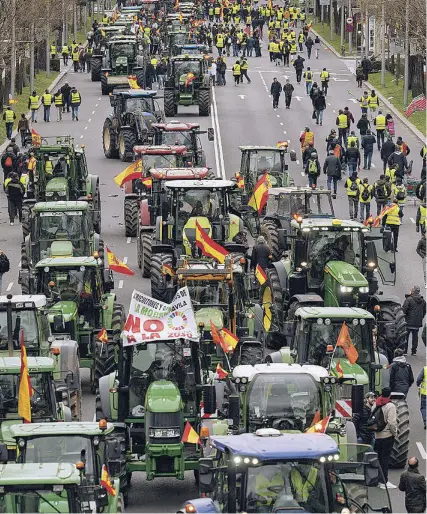  ?? ?? Cientos de agricultor­es
durante una de sus
protestas en Madrid
DAVID JAR