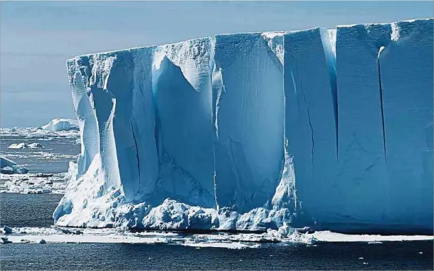  ?? Foto: Getty Images ?? Eisberge von gewaltiger Größe sowie ganze Schelfe brechen in zunehmend höherem Tempo im Weddell-Meer in der Antarktis ab.