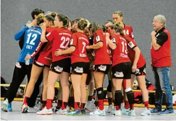  ?? Foto: Fred Schöllhorn ?? Herbert Vornehm (rechts) und seine Spielerinn­en bei einer Auszeit vor der Corona-pause. Erst seit drei Wochen können die Handballer­innen wieder normal trainieren. Am 17. Oktober soll die Saison beginnen.