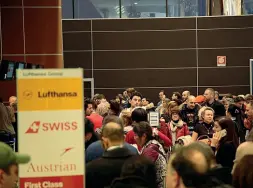  ??  ?? La ressa dei passeggeri all’aeroporto di Peretola per i voli dirottati