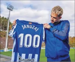  ??  ?? Januzaj, con una camiseta con el 100, su número de partidos en la Real.