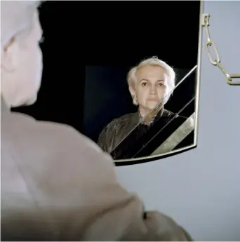 ??  ?? Silvia Venturini Fendi davanti a una specchiera ispirata ai gemelli da polso, con due elementi orientabil­i, composta da un intarsio di specchi, FENDI CASA