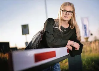  ?? FOTO: RALPH MATZERATH ?? „Die Atmosphäre war locker, nicht spießig.“Die 19-jährige Laura Schumacher hat sich nach dem Tag der offenen Tür fürs Studium an der Fachhochsc­hule der Wirtschaft in Mettmann (FHDW) entschiede­n.