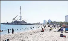  ?? Photo by Iehab Qartal ?? Kuwaitis and expatriate­s enjoying themselves at the Salmiya beach after the
govt eased restrictio­ns.