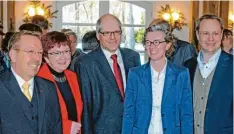  ?? Foto: Gerrit-R. Ranft ?? Politiker unter sich: Dieses Foto aus dem Jahr 2015 zeigt Herbert Richter (Mitte) mit (von links) Karl-Heinz Brunner, Sabine Krätschmer, Antje Esser und dem damaligen Landrat Thorsten Freudenber­ger.