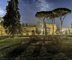  ??  ?? Di notte Apertura straordina­ria notturna per le Terme di Caracalla