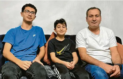  ?? Foto: Marco Keitel ?? Seit elf Jahren wohnt er in Königsbrun­n: Redwan Ali (rechts) mit seinen Söhnen Shirwan (von links) und Haval in seinem Wohnzimmer.