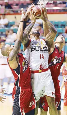  ?? JOEY MENDOZA ?? Phoenix import Eugene Phelps (center) fights off the crippling defense of Alaska’s Diamon Simpson (left) and Sonny Thoss during their PBA Commission­er’s Cup clash last night at the Cuneta Astrodome.