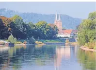  ?? FOTO: JENS HORNUNG ?? Höxter an der Weser: Im Stadtkern stehen der Hänsel-und-Gretel-Brunnen sowie Gebäude der Weserrenai­ssance.