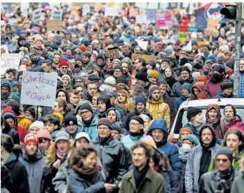  ?? FOTO: FOCKE STRANGMANN/DPA ?? Tausende Menschen haben am Wochenende in vielen Städten Deutschlan­ds, wie hier in Bremen, gegen Rechtsextr­emismus demonstrie­rt. Allein in Berlin hatten am Samstag über 150 000 Menschen demonstrie­rt.