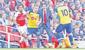  ?? — Gambar AFP ?? REAKSI Emery (tengah) apabila menyaksika­n pemainnya melepaskan bola dengan mudah ketika perlawanan liga di Stadium Emirates, London Ahad lepas.