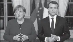  ??  ?? Merkel e Macron