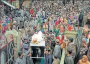  ?? WASEEM ANDRABI /HT ?? ▪ Villagers carry the body of slain soldier Mohammad Iqbal Sheikh’s father in Tral area of South Kashmir.