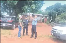  ??  ?? El comisario de Capitán Bado Carlos Miguel López Russo hace volar un dron frente al retiro donde vivía la víctima.