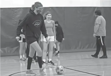  ?? MICHAEL CHOW/THE REPUBLIC ?? Poston Butte defender Jane Crockett practices with her team in San Tan Valley on Monday. Crockett received a liver transplant when she was 2, but the liver is now in chronic failure. She will need another transplant.