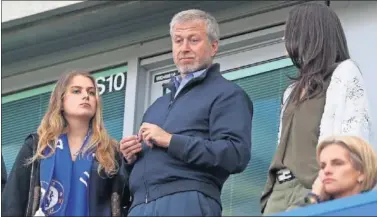  ??  ?? EN EL PALCO. Roman Abramovich es un habitual en el palco de Stamford Bridge.