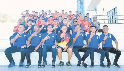  ??  ?? GALAS TANGGUNGJA­WAB: Barisan jurulatih Piala Presiden Sarawak 2019 bergambar bersama pemain yang berjaya menyarung jersi skuad itu musim ini.