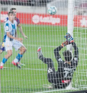  ?? FOTO: PEP MORATA ?? Diego López se estrelló con el poste tras una volea de Messi después del 1-0