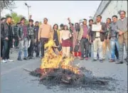  ??  ?? ▪ BBAU fraternity burning an effigy of police &amp; district admn during protest on Wednesday. (R) Teachers blocking a road near Shaheed Path
