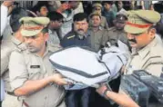  ?? DHEERAJ DHAWAN/HT PHOTO ?? ▪ Cops taking out the body of PPS officer Rajesh Sahni from ATS office, in Lucknow on Tuesday.