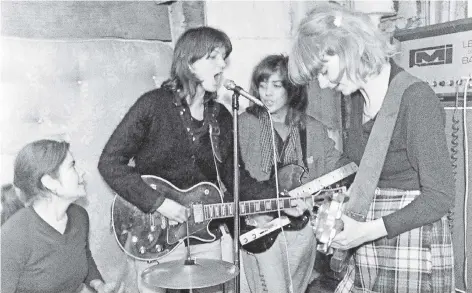  ??  ?? Die Band The Raincoats 1979 in London (v.l.): Palmolive (Paloma Romero), Vicky Aspinall, Ana da Silva, Gina Birch.