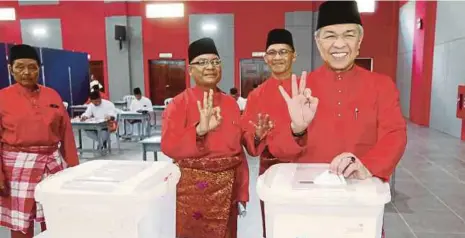  ?? [FOTO ABDULLAH YUSOF/BH] ?? Ahmad Zahid membuang undi pada Mesyuarat Perwakilan UMNO Bahagian Bagan Datuk di Kompleks UMNO Bagan Datuk, semalam.