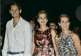  ?? PASCAL LE SEGRETAIN / GETTY ?? Iñaki Urdangarin amb la seva dona, la infanta Cristina, i la infanta Elena junts la vigília del casament del seu cosí Nicolau de Grècia a l’illa de Spetses