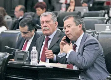  ??  ?? El diputado federal y constituye­nte del PRI, César Camacho, señaló que el bono navideño es una asignación extraordin­aria que en su caso donó a una organizaci­ón dedicada a cuidar familias de presos en el Estado de México.