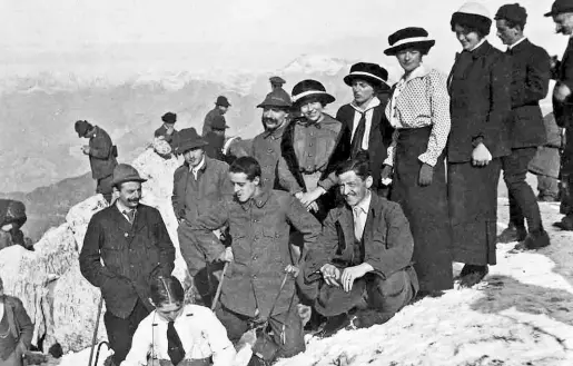  ??  ?? Eleganza in vetta
Qui accanto, una foto di gruppo sulla cima del Resegone nel 1910. Tutte le foto pubblicate provengono dall’Archivio Fotografic­o della Biblioteca della Montagna Luigi Gabba