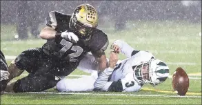  ?? Arnold Gold / Hearst Connecticu­t Media ?? Hand’s Ben Corniello, left, and Maloney quarterbac­k Angel Arce fight for the ball during the 2019 Class L semifinals.