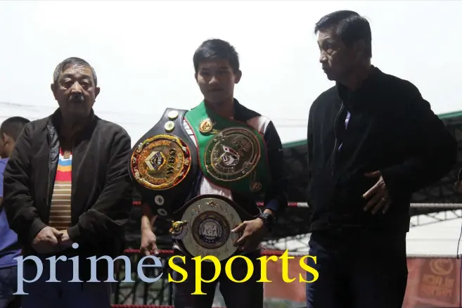 ?? Photo by Roderick Osis ?? IFUGAO pride. current three time boxing champion Carl Jammes Martin joins Baguio City Mayor Mauricio Domogan and boxing promoter Raffy Panagan during a recent event in the city.