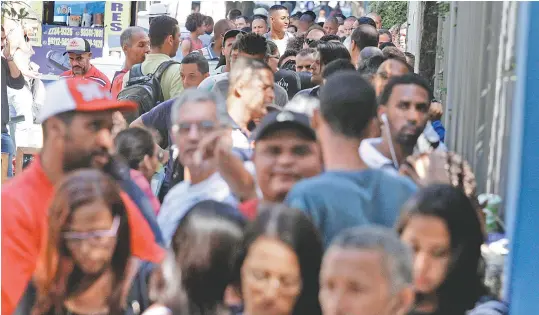  ?? CLéBeR MeNDeS ?? Feiras de emprego se multiplica­m pelo estado e levam milhares de pessoas a ficar por horas na fila na esperança de uma vaga. Esta tem sido a alternativ­a para quem busca trabalho