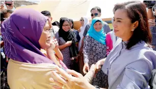  ?? Reuters ?? Leni Robredo greets evacuated families at a centre outside Marawi on Monday.—