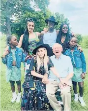  ??  ?? Madonna, con su padre y cinco de sus seis hijos