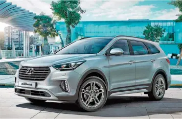  ??  ?? La serie limitada World Cup es una edición especial de 25 unidades de la Creta que hace referencia al auspicio oficial de Hyundai en el Mundial de Rusia 2018. Abajo: la Grand Santa Fe, una familiar para siete pasajeros.