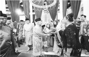  ??  ?? Head of State Tun Pehin Sri Abdul Taib Mahmud (second left) together with Abang Johari (left) greeting guests at the latter’s Hari Raya open house.