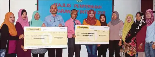  ?? [FOTO NOR FARHANI CHE AD/BH] ?? Mamsor (lima dari kiri) bersama penerima bantuan interim SIP 2018, di pejabat PERKESO, Sungai Petani, semalam.