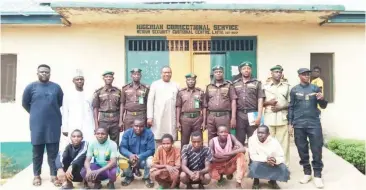  ?? ?? A cross section of the freed inmates with official of the Nigerian Correction­al Service, Lafia and officials of Daily Trust Foundation in Lafia yesterday