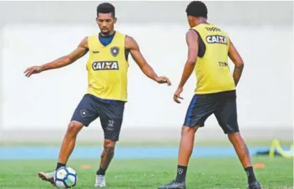  ?? VITOR SILVA / SSPRESS / BOTAFOGO ?? Matheus Fernandes domina a bola em treino: volante promete concentraç­ão total na reta final do Brasileiro