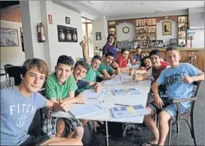  ?? MERCÈ GILI ?? Niños de colonias en el bar del hotel Condes de Pallars de Rialp