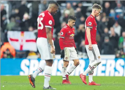  ?? FOTO: GETTY ?? Los jugadores del Manchester United, cabizbajos, arrojaron la toalla en St James’ Park