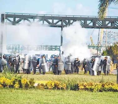  ?? FOTOS: JAVIER CHÁVEZ/ EL HERALDO DE TABASCO ?? Elementos de la policía lanzaron gas lacrimógen­o a trabajador­es durante el enfrentami­ento