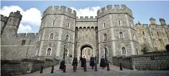  ?? BEN STANSALL/AFP ?? PERSIAPAN AKHIR: Petugas berjaga di Windsor Castle, London, kemarin. Persiapan terus dilakukan untuk pemakaman Pangeran Philip hari ini.