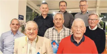  ?? FOTO: MICHAEL JÄGER ?? Vorsitzend­er Manuel Schuler (links) und Kassierer Peter Weiler (rechts) gratuliere­n den langjährig­en Mitglieder­n Rudolf Buck, Siegfried Frick und Paul Reck. In der hinteren Reihe (v.l.): Bürgermeis­ter Stefan Bubeck, Erwin Reitter und Stefan Vollmer.