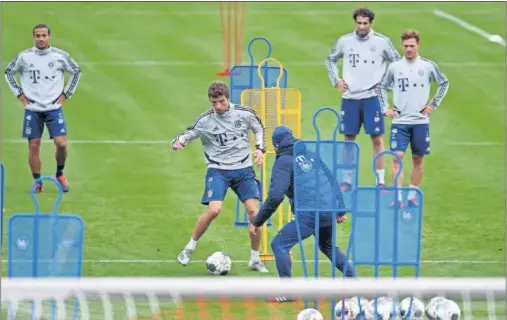  ??  ?? Müller, con el balón, Javi Martínez, Thiago Alcántara y Kimmich, durante el entrenamie­nto de ayer del Bayern.
