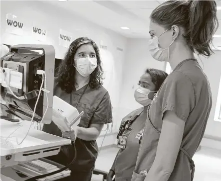  ?? Mount Sinai Health System via Associated Press ?? Dr. Alexandra Reynolds, left, a neurologis­t with New York’s Mount Sinai Health System, found repeatedly in some patients that bubbles used in a test for stroke risk were reaching their brains, rather than being filtered away.