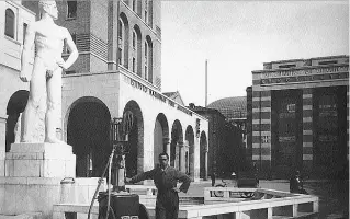  ??  ?? Maschio fascista Una foto del Bigio in piazza Vittoria: fu rimosso dal suo podio nel 1946